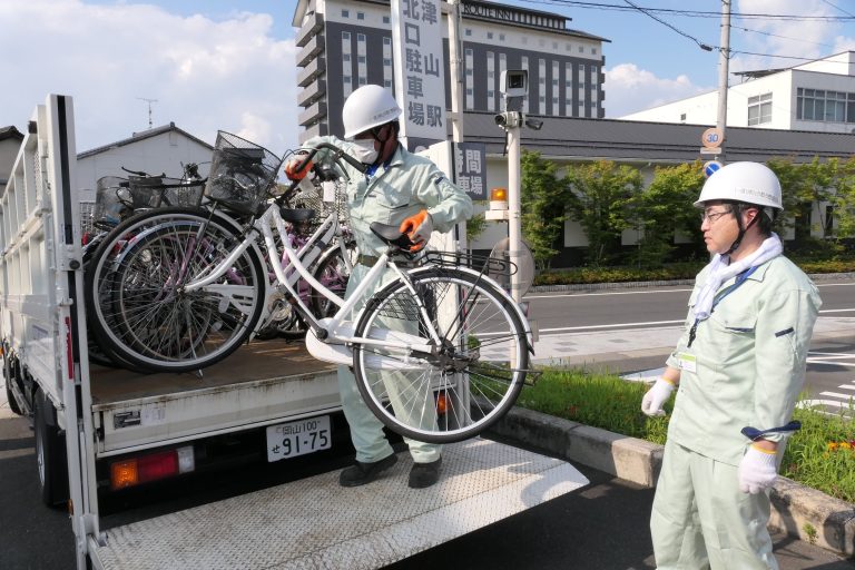 放置自転車の撤去作業を行う職員たち