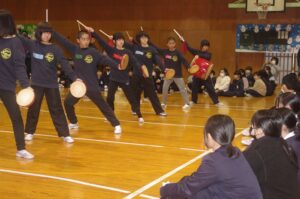 エイサーを披露する平良第一小の児童たち＝岡山県津山市で