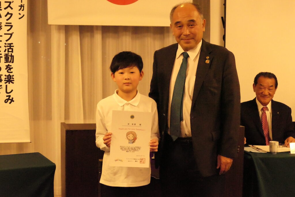 感謝状を手にする英君