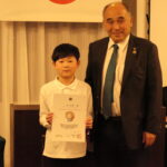 感謝状を手にする英君
