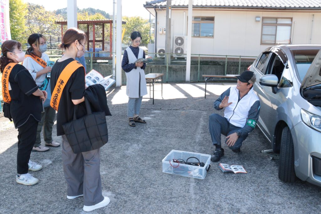 タイヤの交換方法を学ぶ参加者
