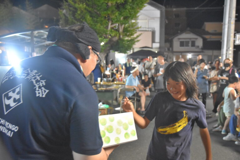 会場をわかせた大抽選会=岡山県津山市で