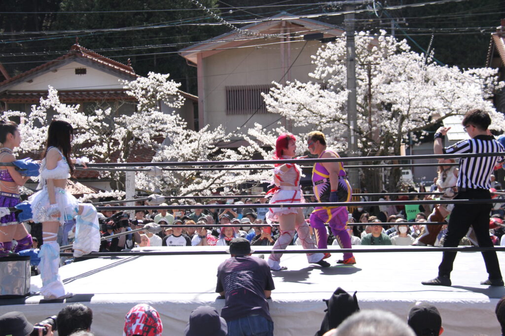 アジャコング選手に果敢に挑む愛野選手