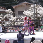 アジャコング選手に果敢に挑む愛野選手