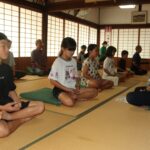 静かに呼吸をしながら座禅に取り組む子どもら=岡山県津山市で