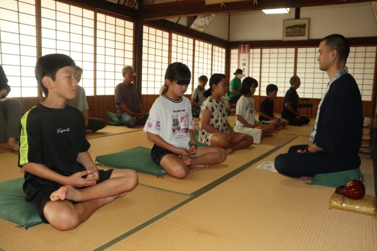 静かに呼吸をしながら座禅に取り組む子どもら=岡山県津山市で