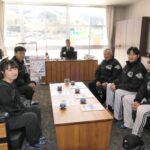 来校した韓国の野球選手と監督ら=岡山県美咲町で