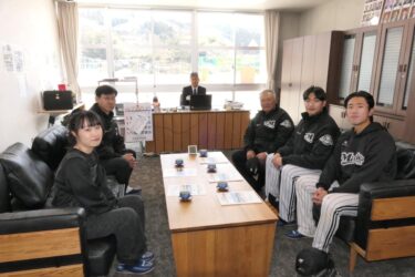 来校した韓国の野球選手と監督ら=岡山県美咲町で