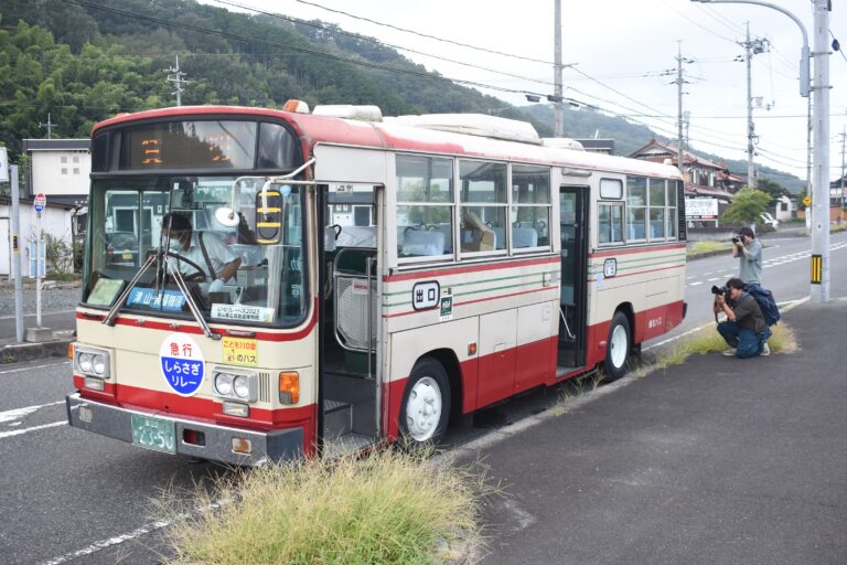 津山まなびの鉄道館を出発するバス=岡山県津山市で