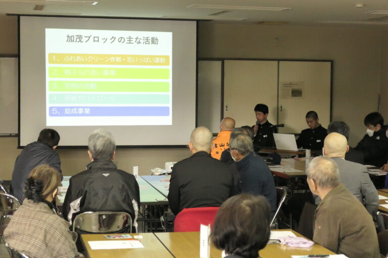 1年間の活動を報告する各ブロック代表=岡山県津山市で