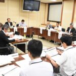 アンケート調査の報告を聞き、意見を交わした有識者検討会議=岡山県津山市で