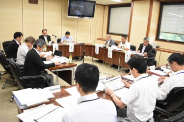 アンケート調査の報告を聞き、意見を交わした有識者検討会議=岡山県津山市で