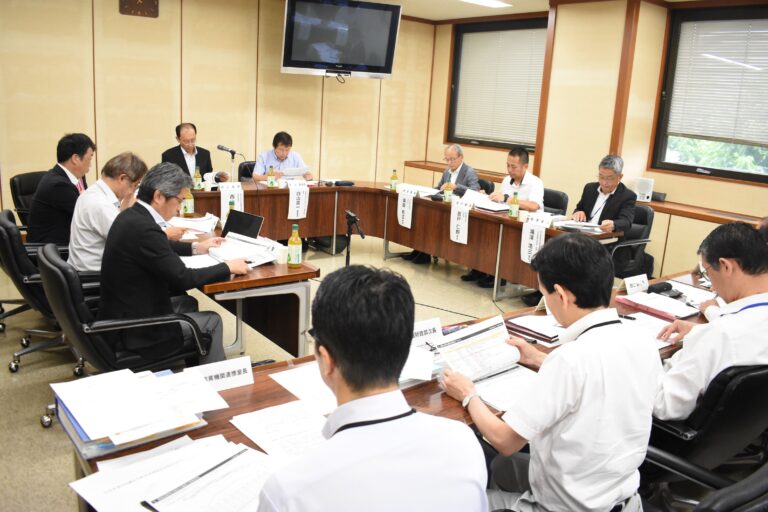 アンケート調査の報告を聞き、意見を交わした有識者検討会議=岡山県津山市で
