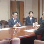 意見交換する津山商工会議所青年部メンバーと谷口市長