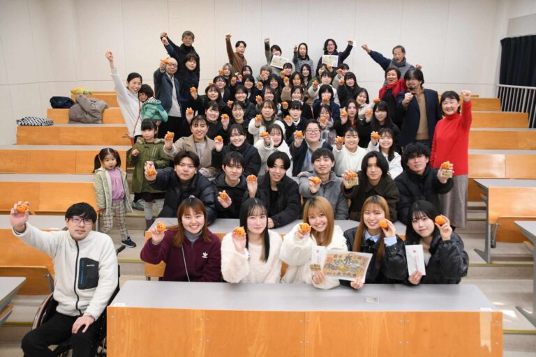 全員合格を目指して意気込む社会福祉学科の学生（2023年度）=岡山県津山市で