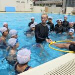 森田さんのアドバイスに耳を傾ける子どもたち=岡山県西粟倉村で