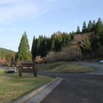 山あいに広がる田浪キャンプ場の入口と駐車場