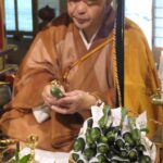 キュウリを前に、祈祷する僧侶=岡山県津山市で