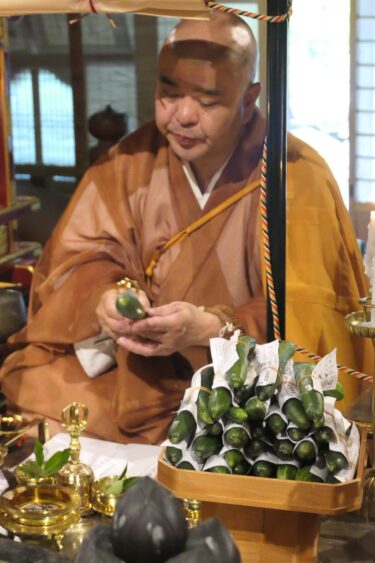 キュウリを前に、祈祷する僧侶=岡山県津山市で