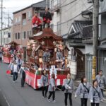 列をなして高野神社に向かうだんじり=岡山県津山市で