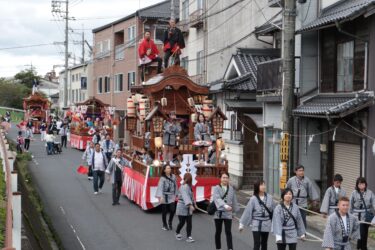 列をなして高野神社に向かうだんじり=岡山県津山市で
