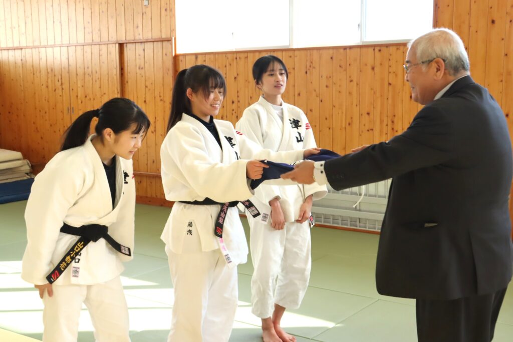 部旗を受け取る部員