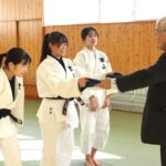 部旗を受け取る部員