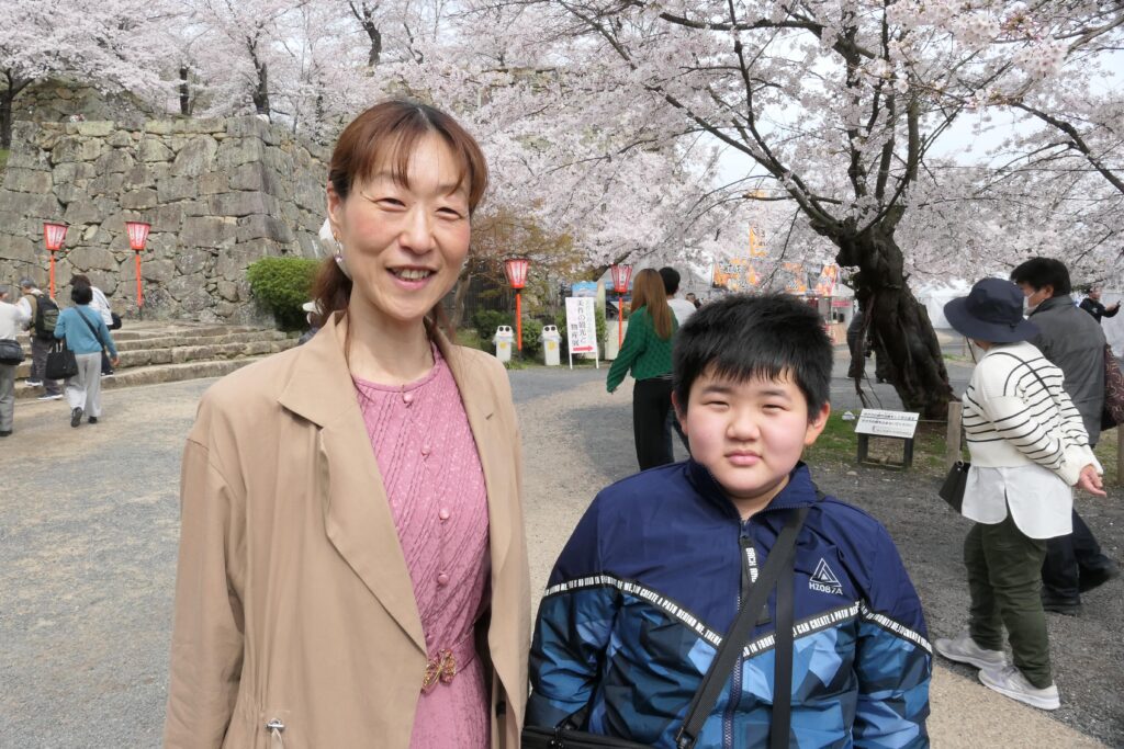 今回のツアーを企画した吉田さんと息子の秀一君