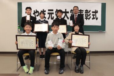 大賞を受賞した1人、1組、2団体=岡山県津山市で