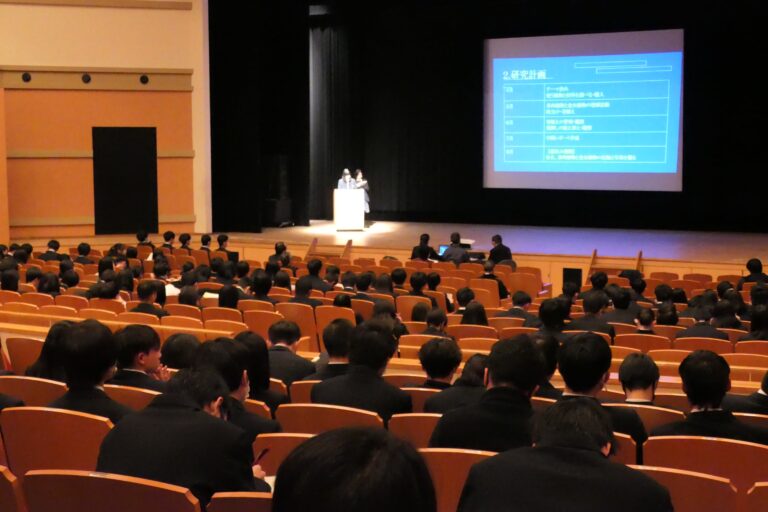 文化ホールで開かれた勝間田高校生徒の発表会の様子=岡山県勝央町で