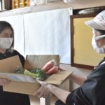 野菜を保育園に届ける前田さん＝国分寺保育園で