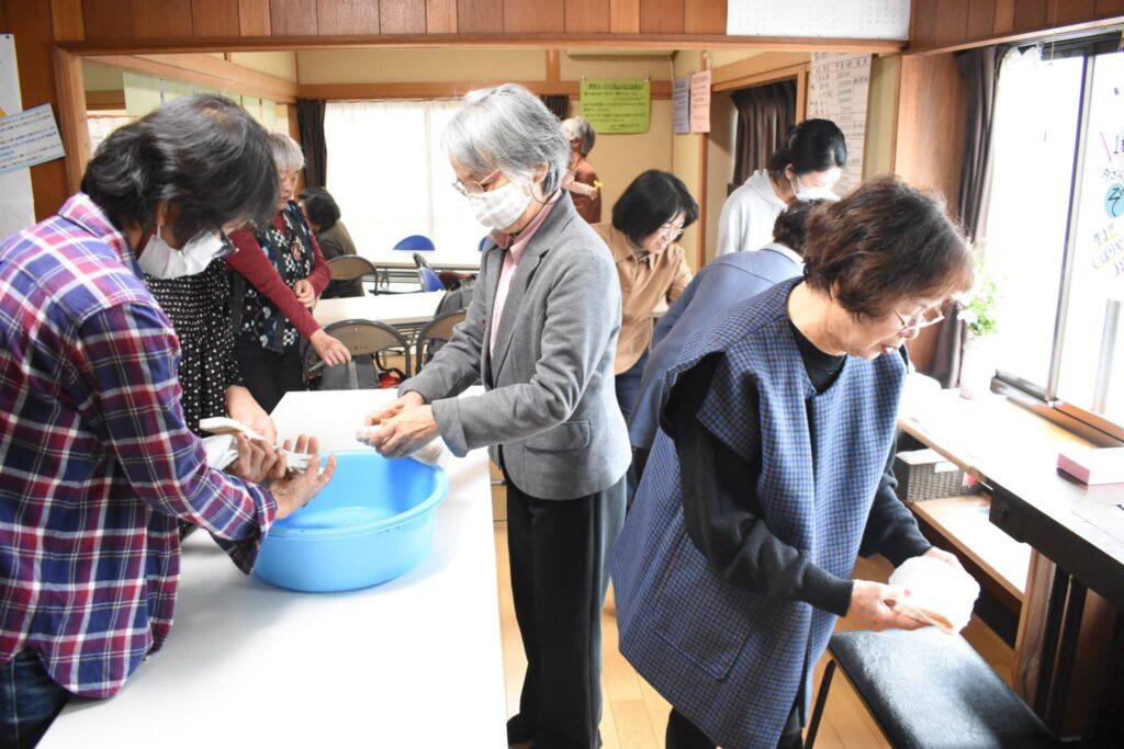 汚れをためない掃除のポイントを学ぶ参加者