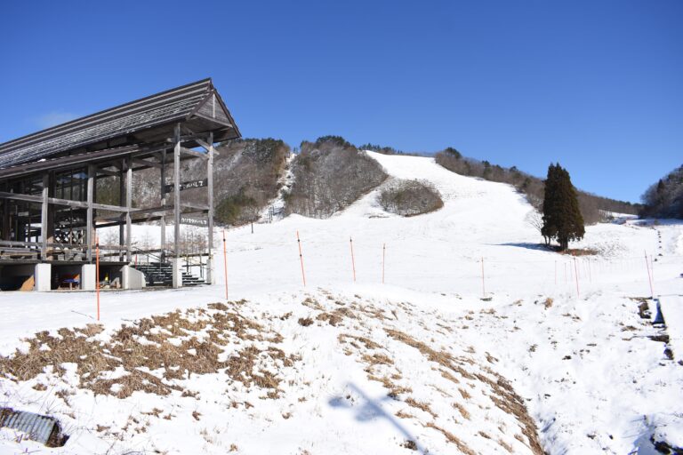 雪不足で１日も営業できていない恩原高原スキー場=岡山県鏡野町で