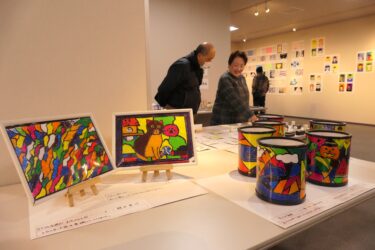 子どもたちの個性光る作品が並ぶ会場=岡山県津山市で