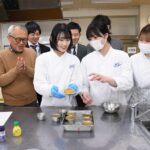 太田氏（左から2人目）がコンセプトを考えた柿を使ったゼリー状の菓子の試作会=岡山県津山市で