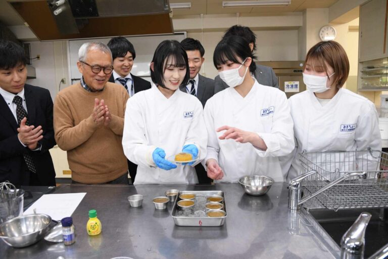 太田氏（左から2人目）がコンセプトを考えた柿を使ったゼリー状の菓子の試作会=岡山県津山市で