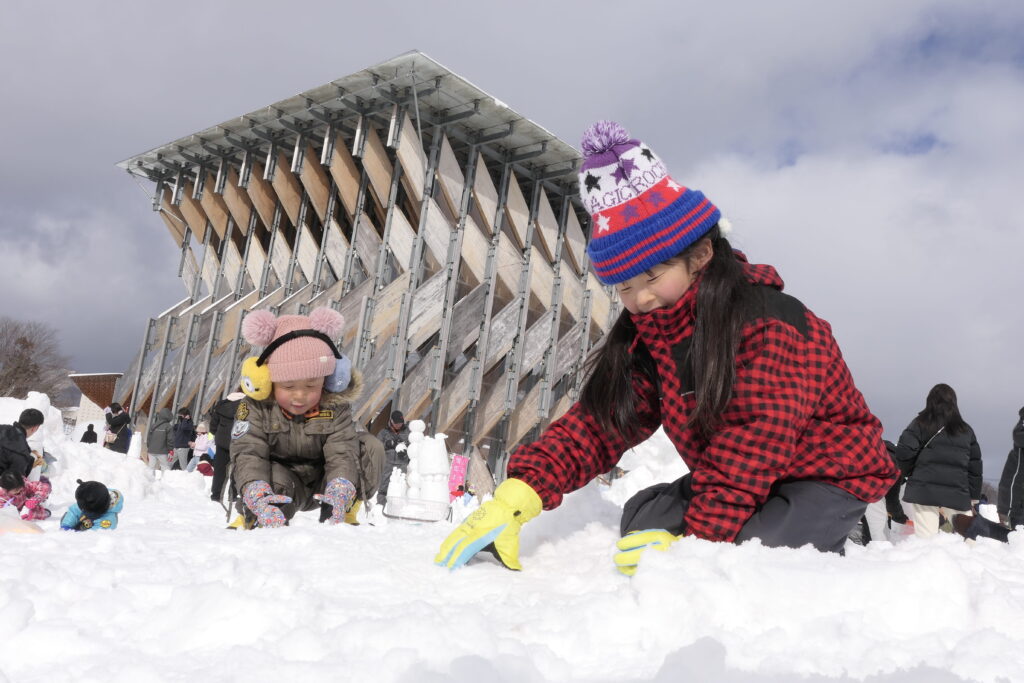 かまくら作りに熱中する子どもたち
