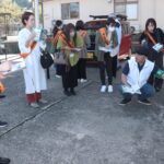 整備士から正しい車両点検の仕方を学ぶ参加者=岡山県津山市で
