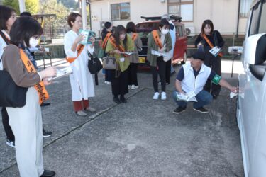 整備士から正しい車両点検の仕方を学ぶ参加者=岡山県津山市で
