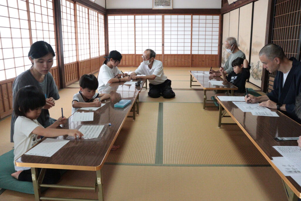 写経に取り組む参加者