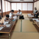 写経に取り組む参加者