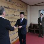 委嘱状を受け取る的場さん（左）と来島さん=岡山県津山市で
