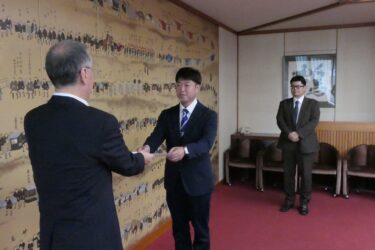 委嘱状を受け取る的場さん（左）と来島さん=岡山県津山市で