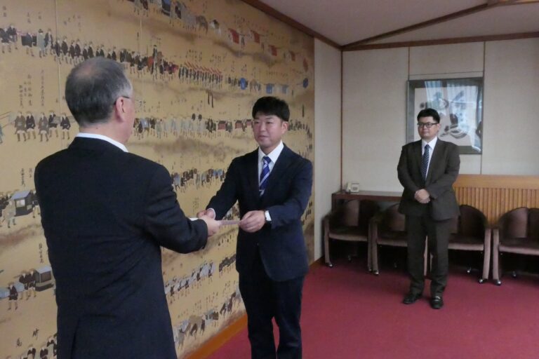 委嘱状を受け取る的場さん（左）と来島さん=岡山県津山市で