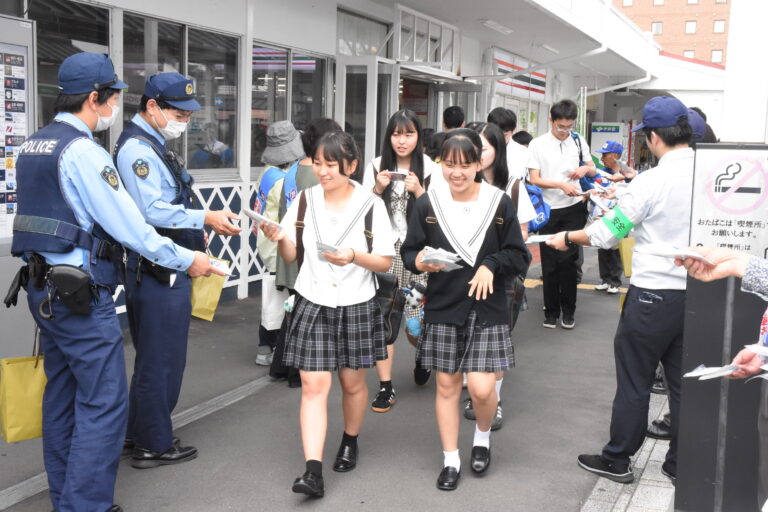 20歳未満喫煙防止キャンペンの啓発グッズを配る参加者=岡山県津山市で