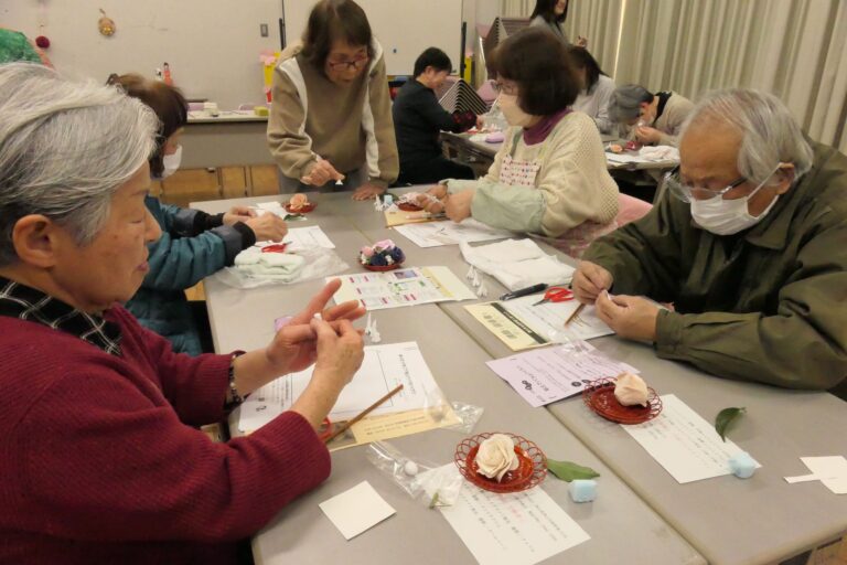 手先を動かしながら作業に集中する参加者=岡山県津山市で