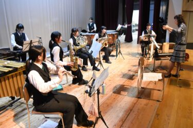 初の中国大会に向けて練習に励む英田中学校吹奏楽部=岡山県美作市で