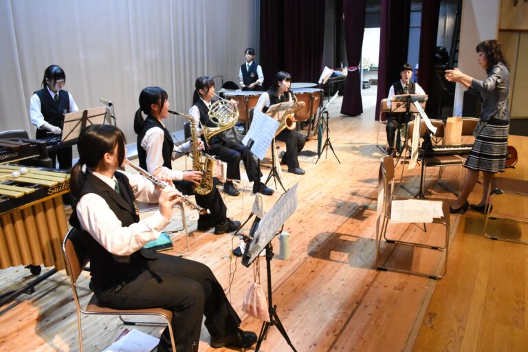 初の中国大会に向けて練習に励む英田中学校吹奏楽部=岡山県美作市で