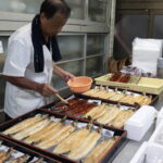 ピークを迎えているウナギのかば焼き作り＝岡山県津山市で