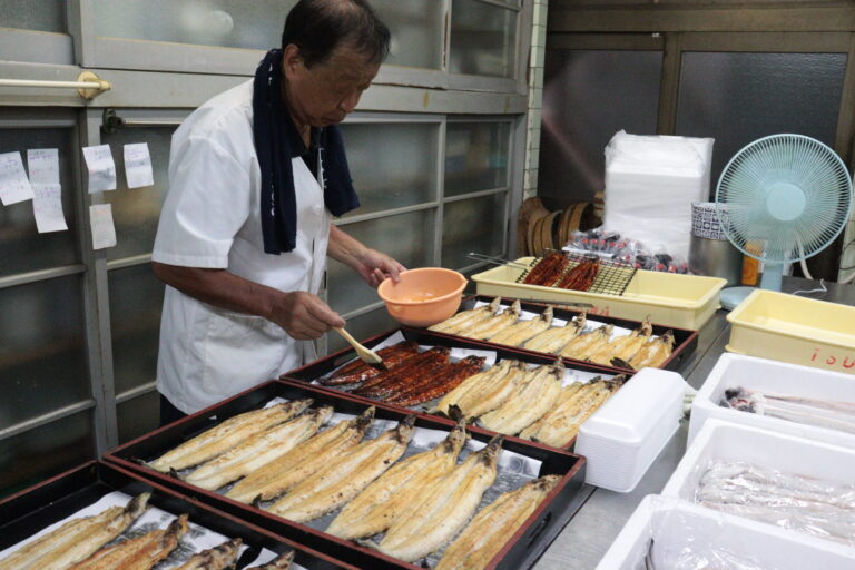ピークを迎えているウナギのかば焼き作り＝岡山県津山市で